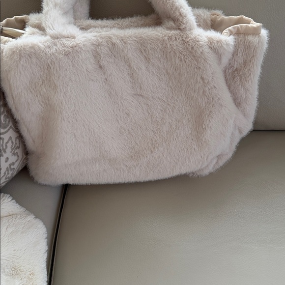 NWT Victoria’s Secret Plush Faux-Fur Tote Bag in Light Beige Limited Edition - Picture 4 of 6